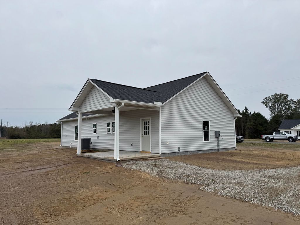 Image 5 of property listing at 691 Winningham Road, Saint George, SC 29477