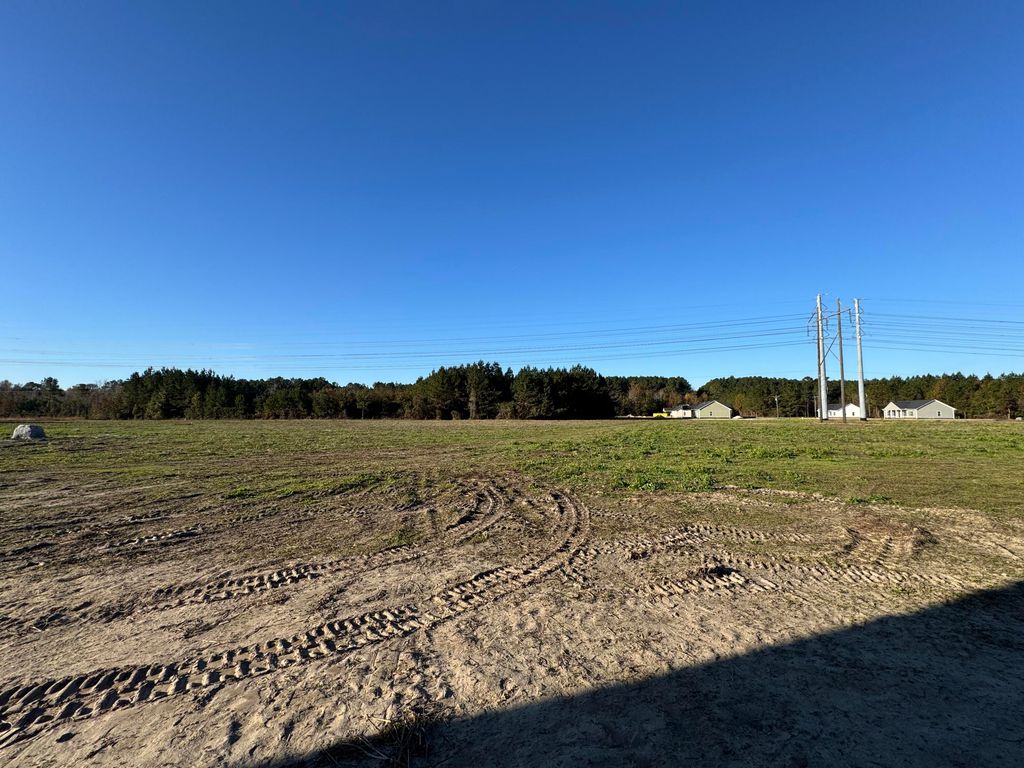 Image 6 of property listing at 691 Winningham Road, Saint George, SC 29477