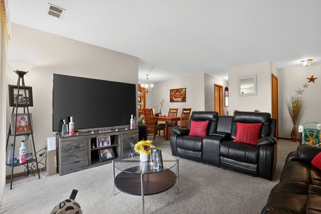 2434 Charleston Drive 3, Schaumburg, IL 60193