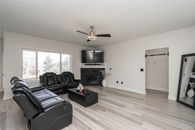 434 S 82nd Street, West Des Moines, IA 50266