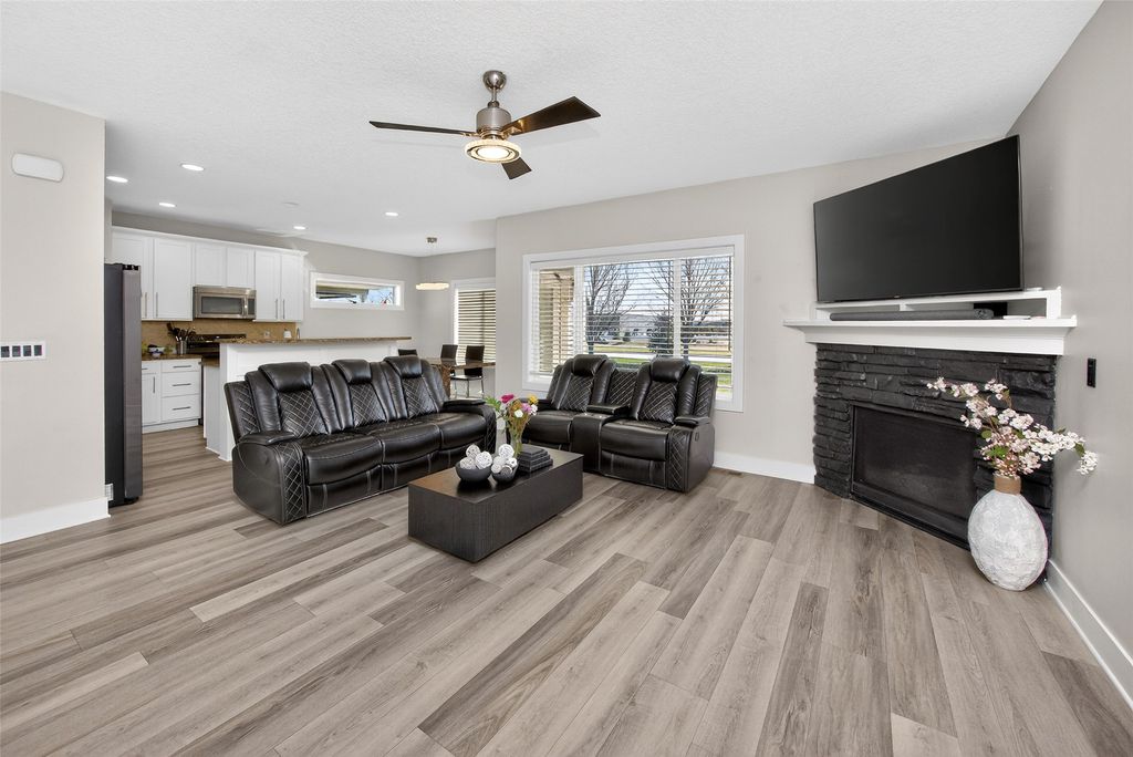 434 S 82nd Street, West Des Moines, IA 50266