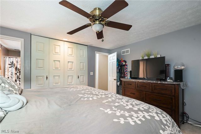 8441 Carriage Hill Drive NE, Warren, OH 44484