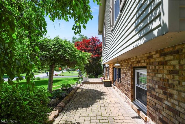 8441 Carriage Hill Drive NE, Warren, OH 44484