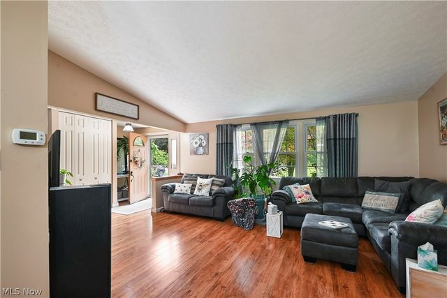 8441 Carriage Hill Drive NE, Warren, OH 44484