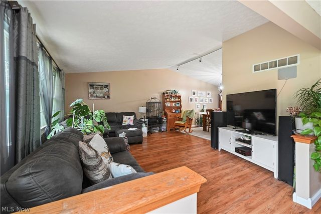 8441 Carriage Hill Drive NE, Warren, OH 44484