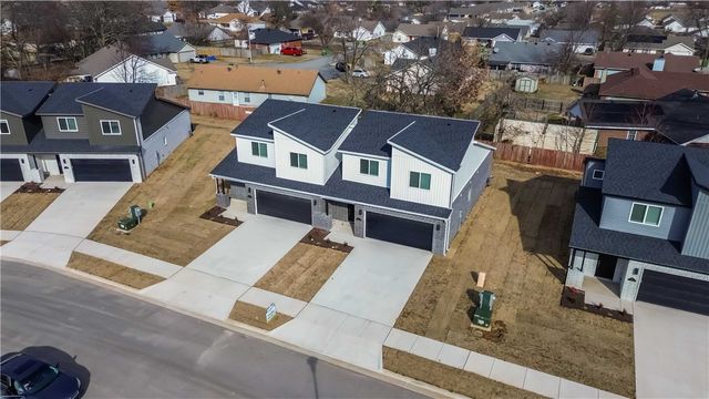 704 & 706 Sun Meadows Loop, Centerton, AR 72719