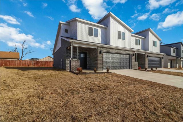 704 & 706 Sun Meadows Loop, Centerton, AR 72719