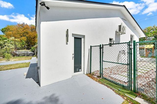 876 NE 81st St, Miami, FL 33138