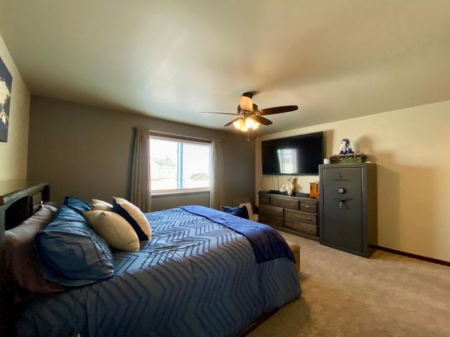 1179 Highland Lane W, West Fargo, ND 58078