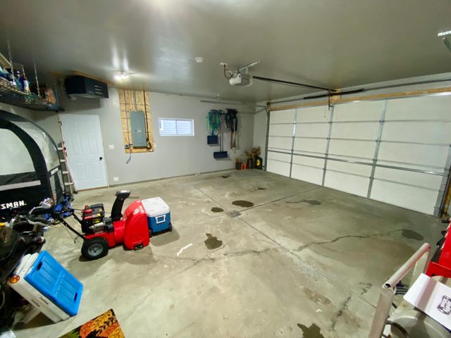 1179 Highland Lane W, West Fargo, ND 58078