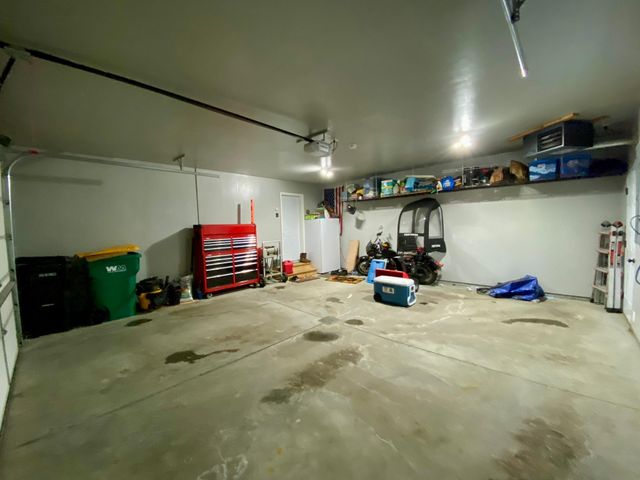 1179 Highland Lane W, West Fargo, ND 58078