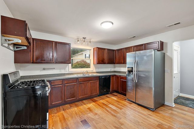 8873 Lagoon Drive, Hamburg Township, MI 48116