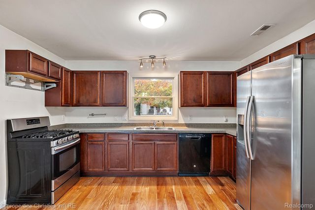 8873 Lagoon Drive, Hamburg Township, MI 48116