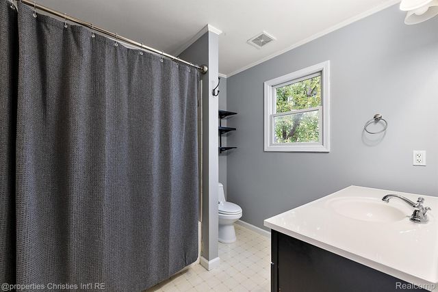 8873 Lagoon Drive, Hamburg Township, MI 48116