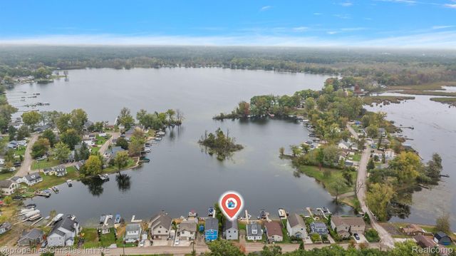 8873 Lagoon Drive, Hamburg Township, MI 48116