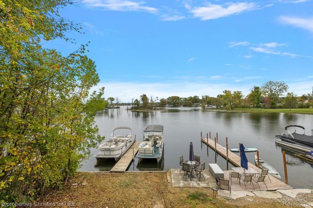 8873 Lagoon Drive, Hamburg Township, MI 48116