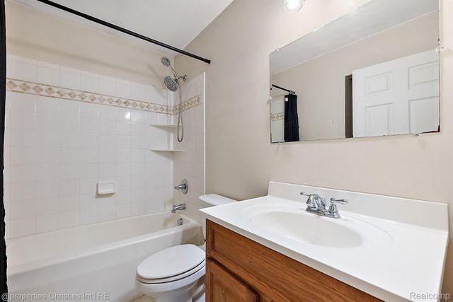 8873 Lagoon Drive, Hamburg Township, MI 48116