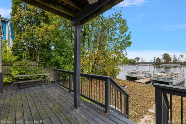 8873 Lagoon Drive, Hamburg Township, MI 48116