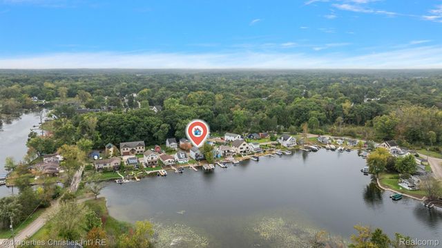 8873 Lagoon Drive, Hamburg Township, MI 48116