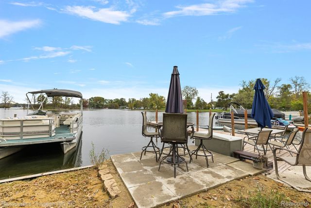 8873 Lagoon Drive, Hamburg Township, MI 48116