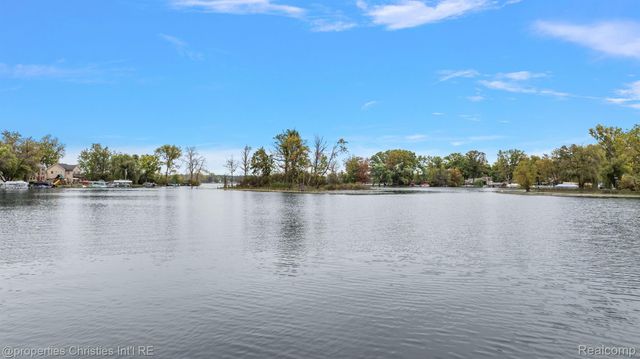 8873 Lagoon Drive, Hamburg Township, MI 48116