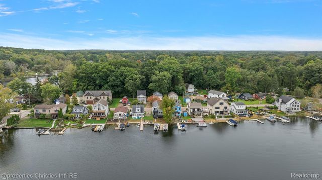 8873 Lagoon Drive, Hamburg Township, MI 48116