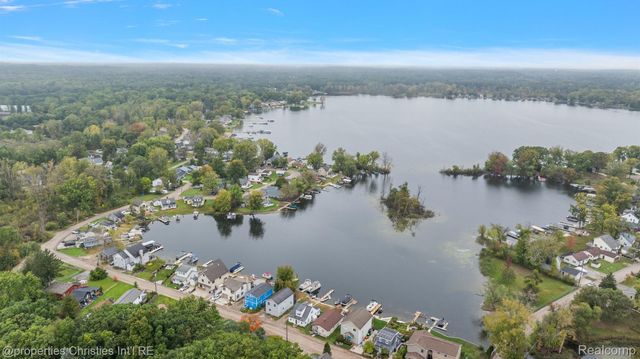 8873 Lagoon Drive, Hamburg Township, MI 48116