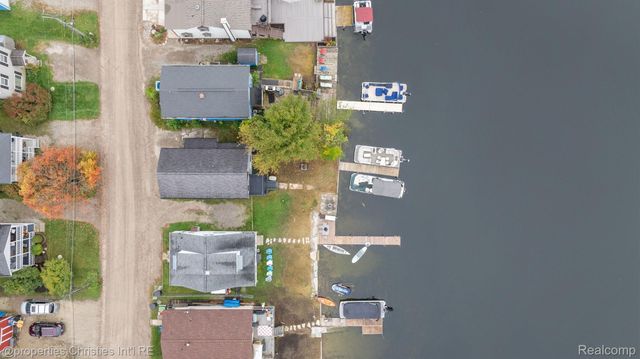 8873 Lagoon Drive, Hamburg Township, MI 48116