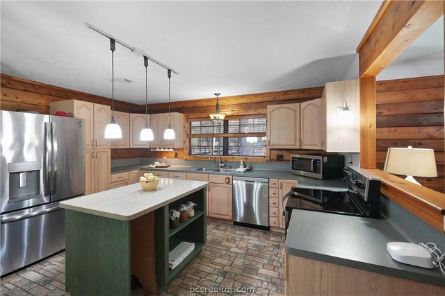 26000 Pine Shadows Drive, Hockley, TX 77447