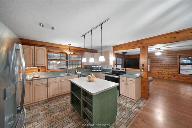 26000 Pine Shadows Drive, Hockley, TX 77447