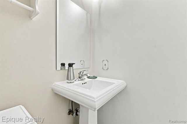 2774 Brady Drive, Bloomfield Hills, MI 48304