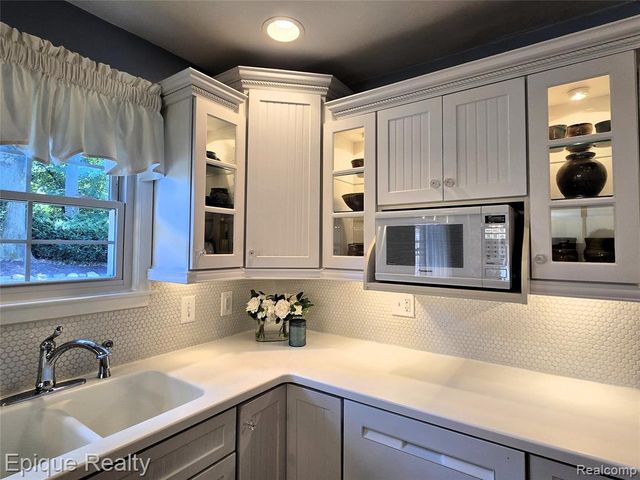 2774 Brady Drive, Bloomfield Hills, MI 48304