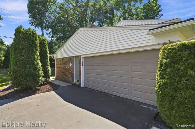2774 Brady Drive, Bloomfield Hills, MI 48304