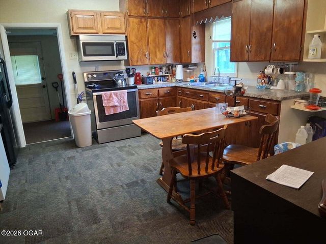 827 W Chestnut Street, Carthage, MO 64836