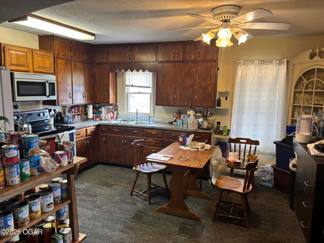 827 W Chestnut Street, Carthage, MO 64836