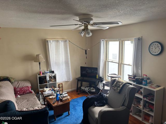 827 W Chestnut Street, Carthage, MO 64836