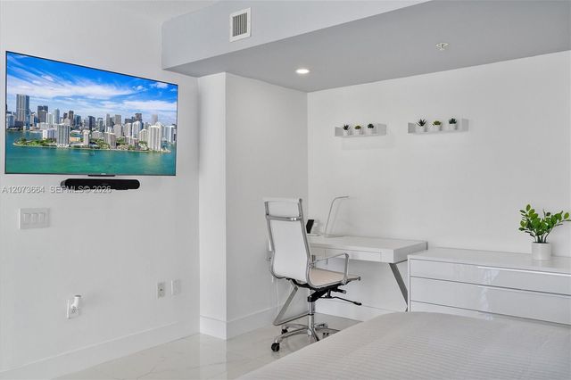 41 SE 5th Street 1111, Miami, FL 33131