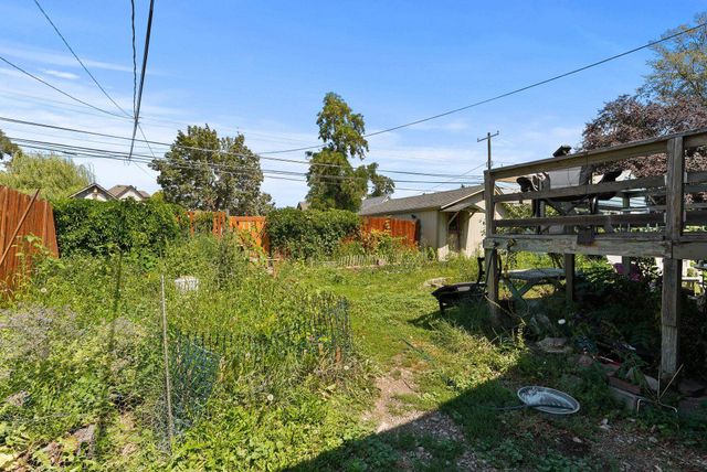 927 E Augusta Ave, Spokane, WA 99207