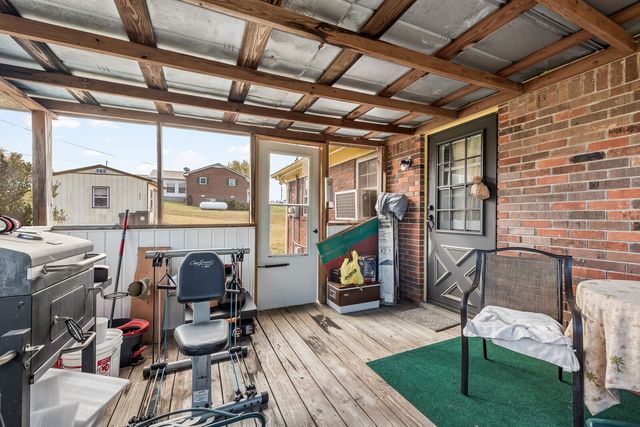 210 Crenshaw Rd, Hartsville, TN 37074