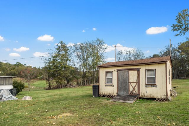 210 Crenshaw Rd, Hartsville, TN 37074