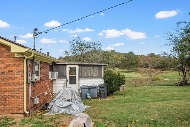 210 Crenshaw Rd, Hartsville, TN 37074