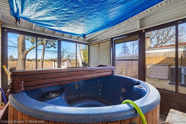 30205 Boewe Drive, Warren, MI 48092