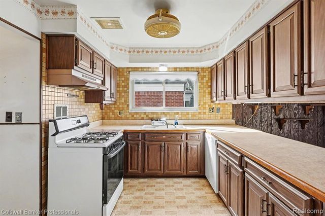 30205 Boewe Drive, Warren, MI 48092