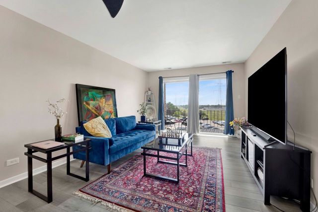 725 W Huntington Commons Road 416, Mount Prospect, IL 60056