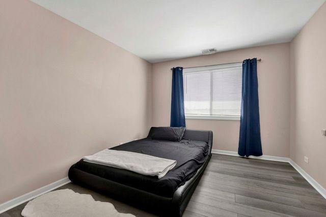 725 W Huntington Commons Road 416, Mount Prospect, IL 60056