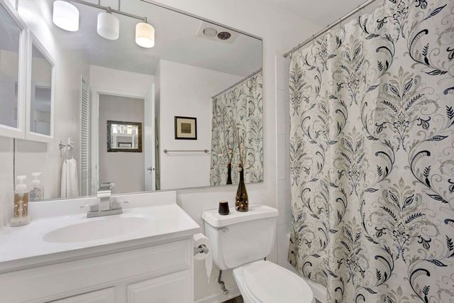 725 W Huntington Commons Road 416, Mount Prospect, IL 60056