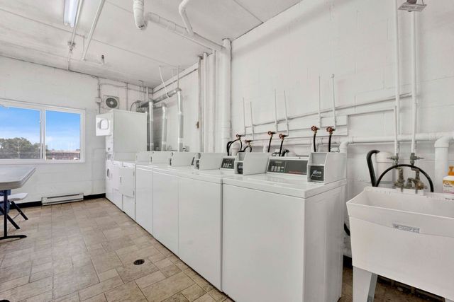 725 W Huntington Commons Road 416, Mount Prospect, IL 60056