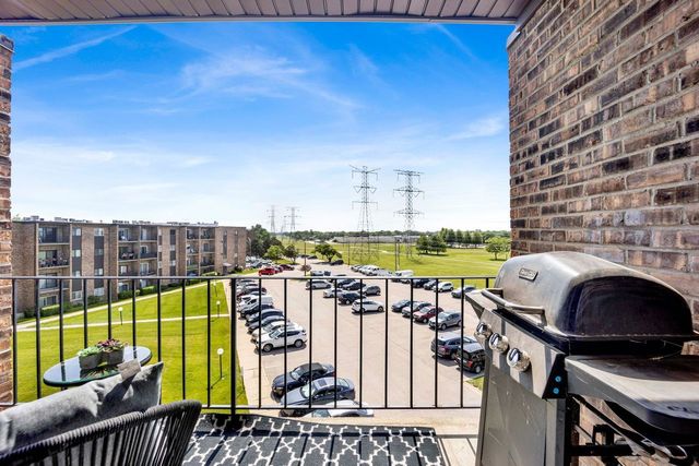 725 W Huntington Commons Road 416, Mount Prospect, IL 60056