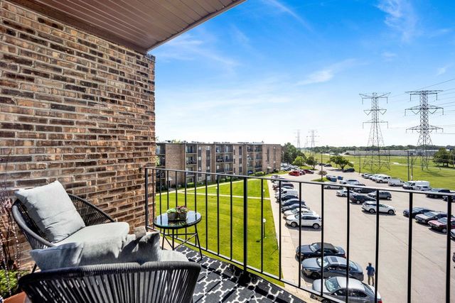 725 W Huntington Commons Road 416, Mount Prospect, IL 60056