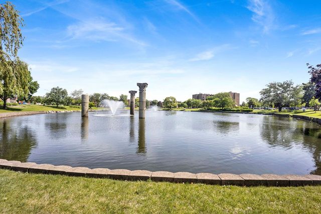 725 W Huntington Commons Road 416, Mount Prospect, IL 60056